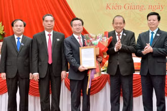 Phó Thủ tướng Thường trực Trương Hòa Bình trao Quyết định của Bộ Chính trị cho đồng chí Nguyễn Thanh Nghị.