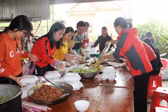 Hàng chục nghìn suất cơm miễn phí được chị em phụ nữ chế biến, vận chuyển vào tâm lũ.