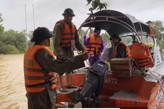  Lực lượng vũ trang Quảng Bình cứu trợ mì tôm khẩn cấp cho người dân vùng lũ Lệ Thủy. (Ảnh: HƯƠNG GIANG)