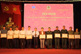 Đại diện lãnh đạo tỉnh Lai Châu trao Bằng khen cho các tập thể, cá nhân có thành tích xuất sắc trong thực hiện Đề án.