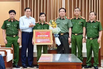 Chủ tịch UBND TP Đà Nẵng Huỳnh Đức Thơ trao thưởng cho Công an TP Đà Nẵng.