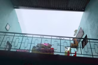Nhà dân thôn Đồng Trì bị tốc mái.