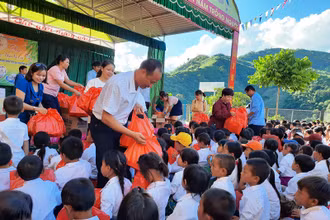 Hiệp hội Doanh nghiệp tỉnh Điện Biên tặng quà đón Tết Trung Thu cho các học sinh Trường Phổ thông DTBT Tiểu học Vàng Đán.