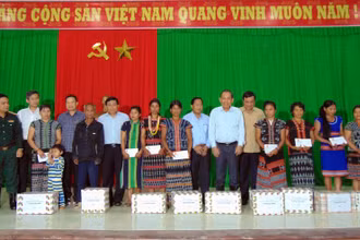 Phó Thủ tướng Trương Hòa Bình trao quà tặng gia đình thiệt hại do mưa lũ. 