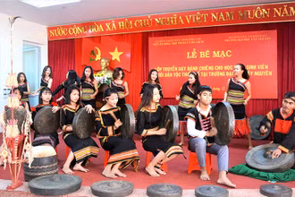 Một lớp dạy đánh cồng chiêng cho sinh viên người DTTS  Trường Đại học Tây Nguyên. 