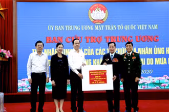 Anh hùng Lao động Lê Văn Kiểm và gia đình ủng hộ 31,8 tỷ đồng cho người nghèo và người dân bị bão lũ