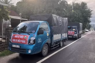 Những chiếc xe chuyển hàng hóa, nhu yếu phẩm ra giúp đỡ đồng bào miền trung. 