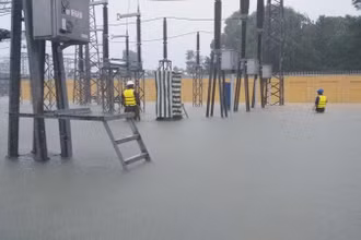 Công nhân đang khơi thông, tạo dòng thoát nước ra khỏi Trạm biến áp 220kV Huế.