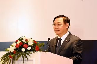 Đồng chí Vương Đình Huệ, Ủy viên Bộ Chính trị, Bí thư Thành ủy phát biểu ý kiến tại buổi tọa đàm.