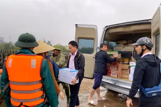 Nhu yếu phẩm được cán bộ NHCSXH tỉnh Hà Tĩnh trực tiếp chuyển đến bà con vùng lũ.