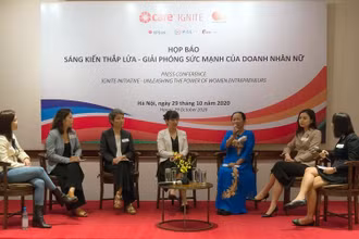 Đại diện doanh nhân nữ chia sẻ câu chuyện thành công của doanh nghiệp do phụ nữ làm chủ tại lễ công bố sáng kiến “Thắp lửa”. 