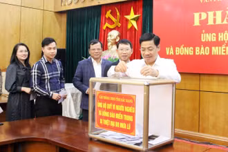 Lãnh đạo tỉnh Bắc Giang ủng hộ Quỹ vì người nghèo tại lễ phát động.