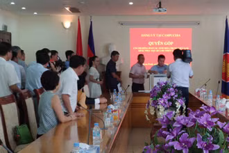 Quyên góp ủng hộ đồng bào miền trung, sáng 20-10.