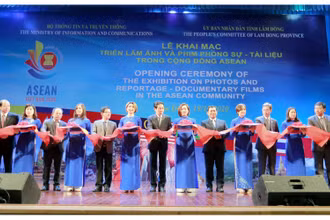 Các đại biểu cắt băng khai mạc triển lãm.