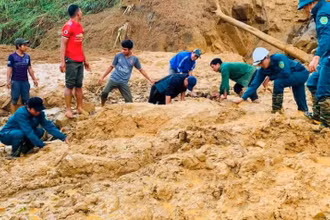 Lực lượng chức năng tìm kiếm hai cán bộ xã bị vùi lấp, mất tích.