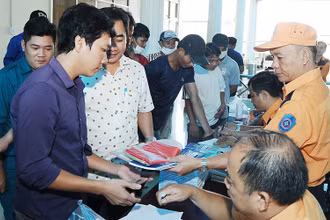 Hàng trăm ngư dân được cung cấp các thông tin cần thiết tại buổi tuyên truyền.