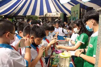 Học sinh tham gia đổi vỏ hộp sữa nhận quà.