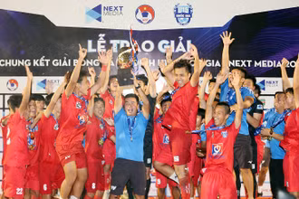 Đội U15 PVF nhận Cúp vô địchh.