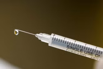 Một ống tiêm chứa vaccine Covid-19 thử nghiệm trước khi tiêm cho các tình nguyện viên tại Trung tâm Nghiên cứu Shandukani ở Johannesburg, Nam Phi ngày 27-8-2020. Ảnh: Reuters.
