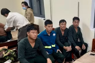 Sáu thuyền viên tàu hàng Công Thành 27 bị mất tích trên biển được lực lượng chức năng cứu hộ, đưa vào bờ an toàn.