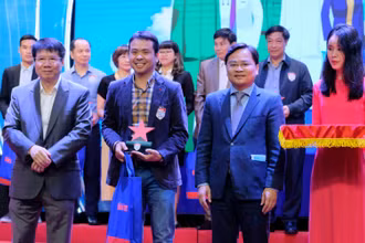 Tri ân 21 tập thể và 105 cá nhân tuyến đầu chống dịch Covid-19.