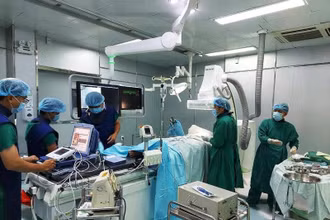 Ekip bác sĩ Bệnh viện Hoàn Mỹ Đà Nẵng tiến hành cấy máy khử rung ICD cứu sống bệnh nhân.