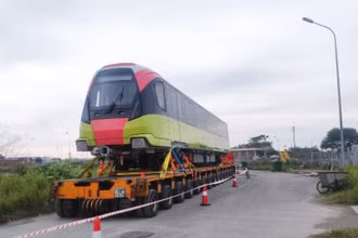 Đoàn tàu được vận chuyển vào bên trong depot Nhổn.