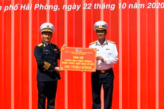 Thượng tá Bùi Văn Quỳ, Phó Tổng Giám đốc Tổng công ty Tân cảng Sài Gòn, Chủ tịch Hội đồng thành viên TC-HICT trao tiền ủng hộ đồng bào miền trung.