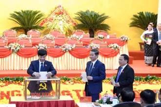 Các đại biểu bầu cử tại đại hội.