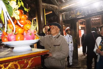 Dâng hương tại đình Triều Hội nhân Kỷ niệm 90 năm Ngày truyền thống cách mạng Bồ Đề.