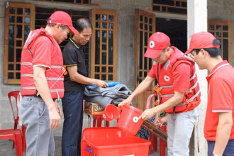Đoàn cứu trợ Trung ương Hội Chữ thập đỏ Việt Nam do Phó Chủ tịch Trung ương Hội Trần Quốc Hùng làm trưởng đoàn hỗ trợ bà con tại huyện Phong Điền, tỉnh Thừa Thiên Huế.