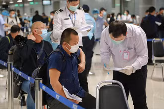 Du khách nước ngoài bắt đầu được phép nhập cảnh Thái Lan với các quy định  nghiêm ngặt. (Ảnh: Bangkok Post)