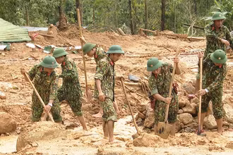Bộ đội Quân khu 4 tiến hành tìm kiếm cứu nạn tại hiện trường. Ảnh: Chinhphu.vn
