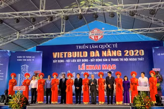 Ban Tổ chức và đại diện cơ quan quản lý cắt băng khai mạc triển lãm.