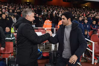 Hai HLV G. Solskjaer (Man United, trái) và M. Arteta (Arsenal) có cuộc so tài chủ nhật này.