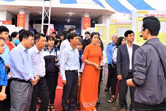 Đông đảo cán bộ, học sinh và nhân dân tham quan triển lãm. Ảnh: NGUYỄN SỰ