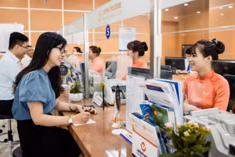 Giao dịch khách hàng tại Ngân hàng Bưu điện Liên Việt.