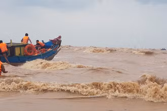 Đội cứu nạn đang tiếp cận gần tàu Vietship.