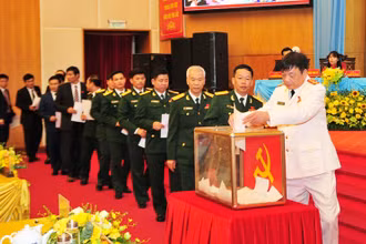 Đại biểu bỏ phiếu bầu Đoàn đại biểu đi dự Đại hội đại biểu toàn quốc lần thứ XIII của Đảng.      