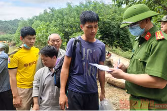 Lực lượng cứu hộ đã đưa được 20 người ra khỏi vùng sạt lở.