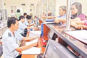 Ngành hải quan đã triển khai hiệu quả nhiều phong trào thi đua đến tận cơ sở. (Ảnh minh họa: Các doanh nghiệp làm thủ tục khai thuế tại Hải quan thành phố Hồ Chí Minh).