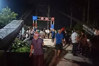 Rất đông người dân và lực lượng chức năng tham gia cứu hộ. (Ảnh: Truyền hình Nghệ An)
