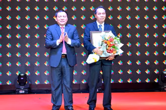 Ông Nguyễn Văn Hùng, Ủy viên Trung ương Đảng, Thứ trưởng VH-TT-DL trao Quyết định công nhận Khu DLQG Mũi Né cho đại diện tỉnh Bình Thuận.