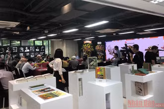 Các tác phẩm của Tô Hoài và những bức ảnh chân dung của ông được trưng bày tại buổi tọa đàm.