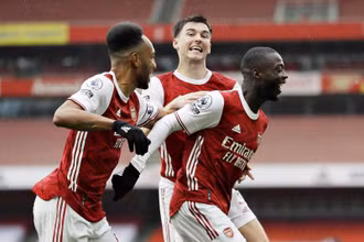Pepe (phải) tỏa sáng, ghi bàn thứ 2 cho Arsenal. 