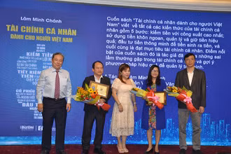 Trao giải cho cuốn sách Tài chính cá nhân dành cho người Việt Nam (NXB Văn hóa Văn nghệ TP Hồ Chí Minh, tác giả Lâm Minh Chánh, liên kết xuất bản BizUni).
