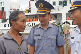 Lực lượng hải quân và kiểm ngư chia sẻ, động viên tinh thần một thuyền viên tàu cá BĐ 98658 TS.