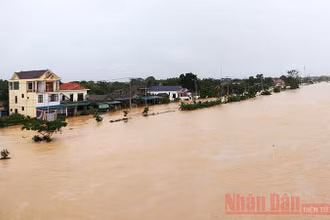 Nước lũ dâng cao ở nhiều vùng quê Quảng Trị (Ảnh: Lâm Quang Huy).