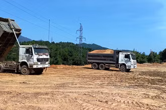 Xe ô-tô trọng tải lớn đổ đất, đá xuống lòng khe. 