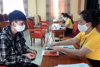 Chi trả tiền hỗ trợ người dân gặp khó khăn do Covid-10 ở Thanh Hóa (Ảnh minh họa: Mai Luận).